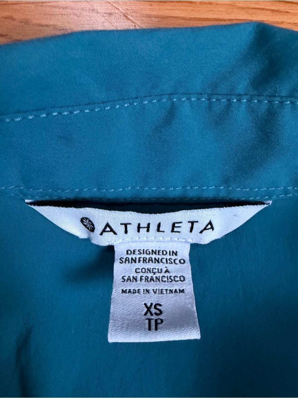 Athleta Levitate Poplin Button-Up Sleeveless Top NWOT - Picture 3 of 7
